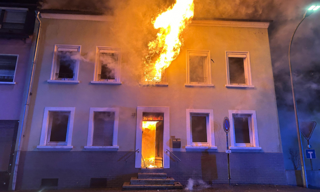 Feuerschlag aus dem Gebäude beim Eintreffen
an der Einsatzstelle (Quelle:Marco Nehlig)