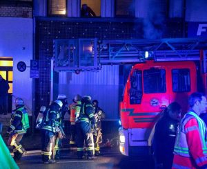 Die zweite Person wartete auf ihre Rettung mittels Drehleiter. (Quelle: Freiwillige Feuerwehr Neunkirchen)