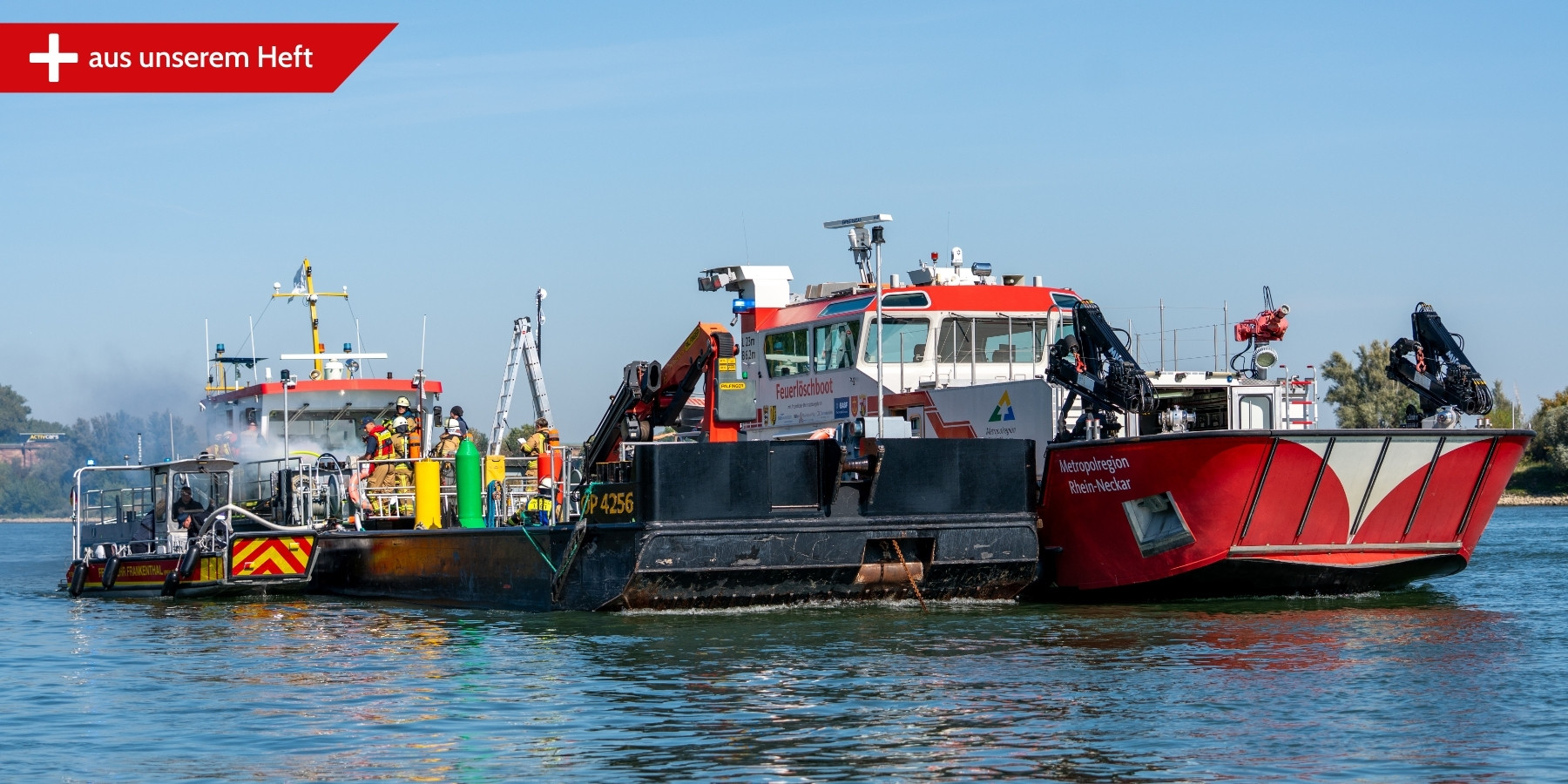 Übungslage auf dem Rhein: Schiffskollision mit Personenschaden und Brandeinsatz (Quelle: Presse- und Medienteam der Feuerwehr Frankenthal)