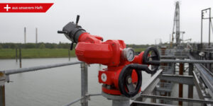 Manuell gesteuerter Löschmonitor von FireDos an einem Schiffsanlieger (Quelle: FireDos GmbH)