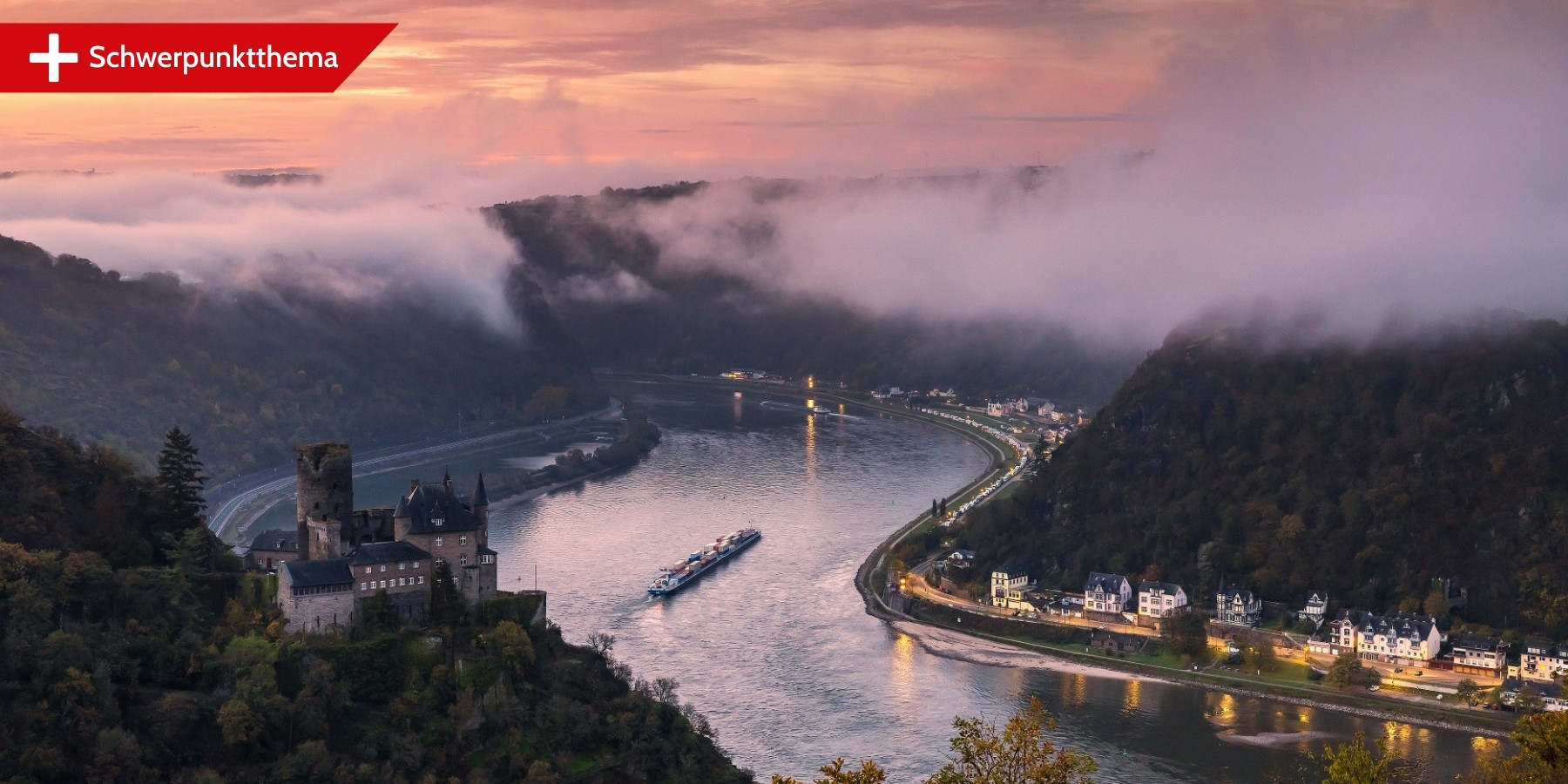 Binnenschiff auf dem Rhein (Quelle: Peter Engelke - stock.adobe.com)
