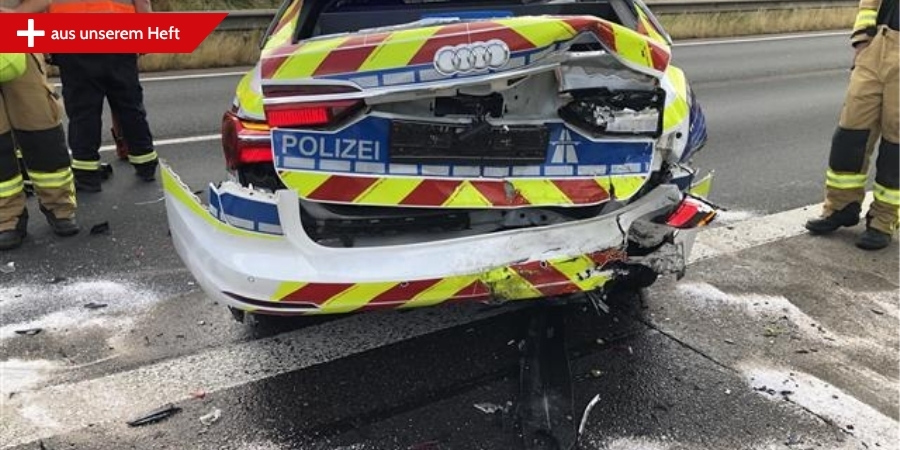 DIenstfahrzeug nach Aufffahrtunfall am Ende der Einsatzstraße
